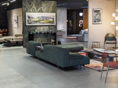 Contrairement à une galerie d'art, les œuvres d'artistes sont exposées dans des mises en scène sur 1600m2 pour une immersion totale.