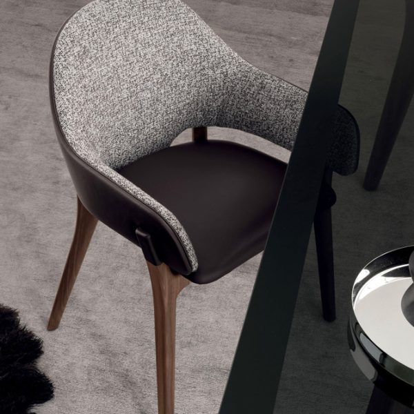 Chaise-design-bois-cuir-et-tissu-personnalisable