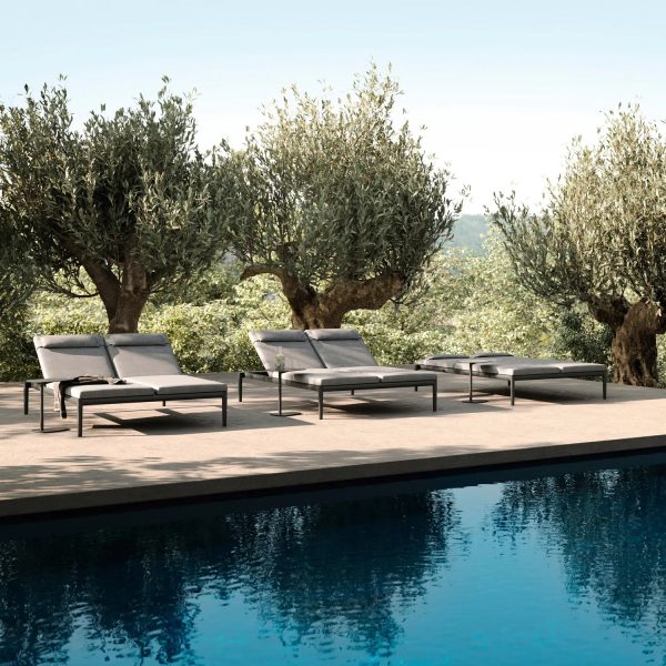 Chaises-longues-doubles-en-aluminium