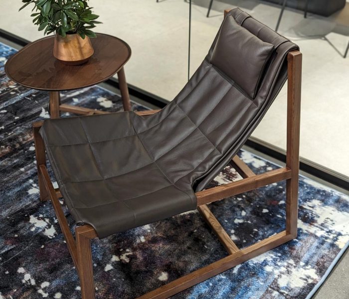 Fauteuil-relax-cuir-et-bois-personnalisable-pièce-design-pour-vos-intérieurs-à-Lattes-34
