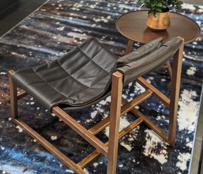 Fauteuil-relax-cuir-et-bois-personnalisable-pièce-design-pour-vos-intérieurs-à-Montpellier-34