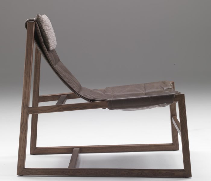 Fauteuil-relax-cuir-et-bois-personnalisable-pièce-design-pour-vos-intérieurs-près-de-Agde-34