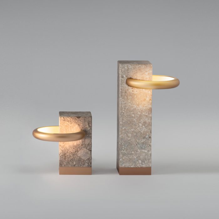 Lampe-à-poser-design-effet-pierre-et-cercle-lumineux-led-doré-ou-noir-mat-Angel-proche-de-lattes