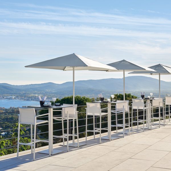 Table-bistro-et-tabourets-en-aluminium-blanc