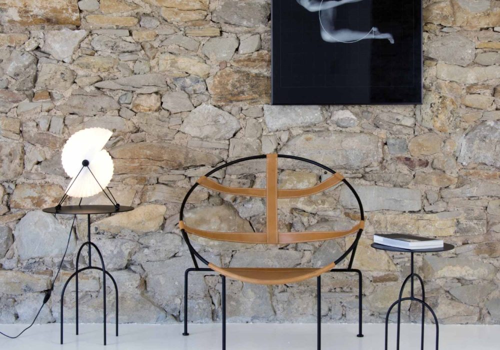 lampe-ellipse-chaise-et-table-appoint-noir-differents-formats-moca-via-brera